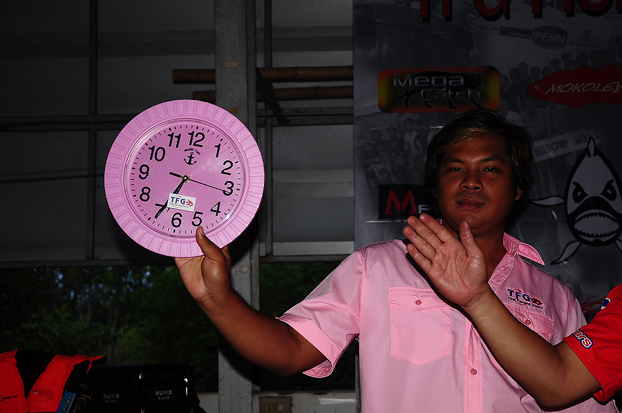 ป๊าดดดดด........กรรมการโชว์นาฬิกาที่เดินตรงที่สุดในโลก มาใช้งานนี้โดยเฉพาะ ใช้จับเวลาแข่งเก็บเต้นท์แ