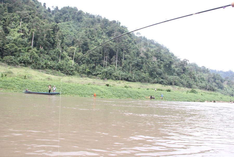 ผมขอบคุณน้าที่อยู่บนเรือฝั่งตรงข้ามครับ (ขออนุญาติเอ๋ยถึงครับ)

ส่งเหยื่อที่ติดอยู่กับปากปลาตัวนี้