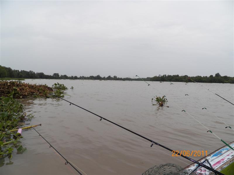 ถ่ายรูปเล่นก่อน.. 
จิงๆๆเวลาฝนตกน่ะไม่ค่อยกลัวนะ กลัวไอ้แสงแว๊บบๆๆอ่ะ