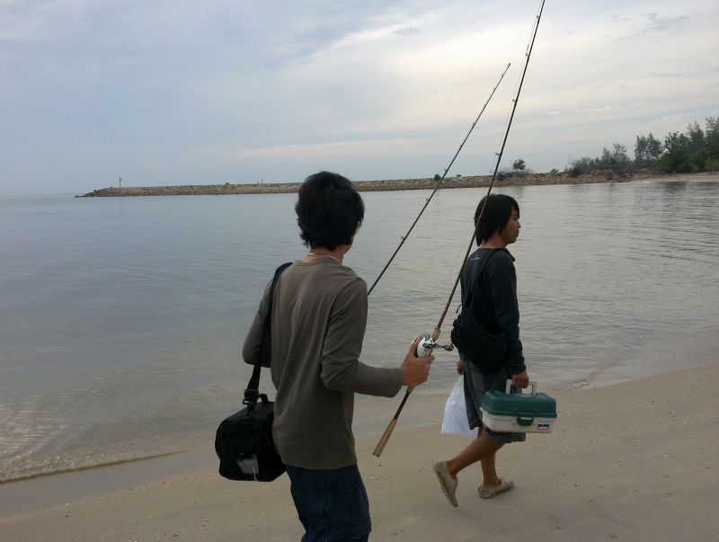 หนทางที่ยาวไกล ไม่ใช่อุปสรรคของนักตกปลา จงเดินต่อไปน้องๆ (ตอนไปไม่เท่าไหร่ ตอนกลับสิ ฮุฮุ ) :laughin