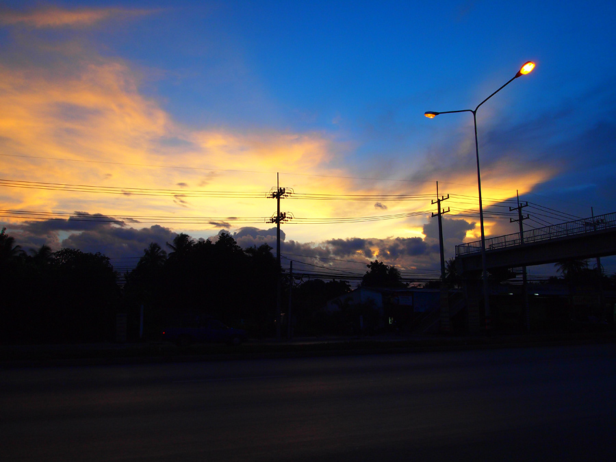 ถ่ายตอนแสงไกล้จะหมดที่ หน้าบ้าน