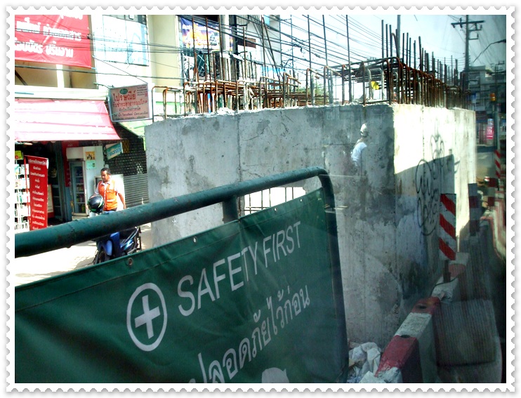 รถติดบ้าง.. ตรงที่ก่อสร้างสะพานข้าม สามแยกไฟฉาย   :mad:  :angry: