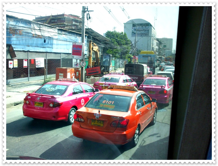 แล้วก็ติดมากตรง.. ที่สร้างอุโมงค์ลอดแยกพาต้า   :angry: