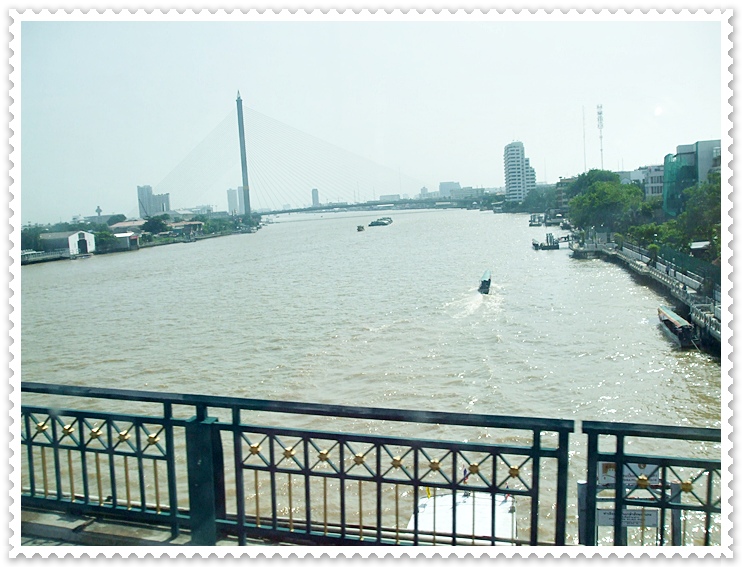 ข้ามสะพานปิ่นเกล้า ..ไกลๆ โน่นสะพานพระราม 8    :cool: