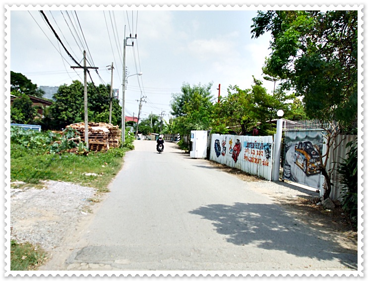 ตรงไปโลด ..ข้ามสะพานข้ามคลอง (พี่มอไซด์ให้ลงตรงนี้ ..พี่เขาจะเลี้ยวซ้ายตรงสะพานข้ามคลอง ซึ่งจะมีทางเ