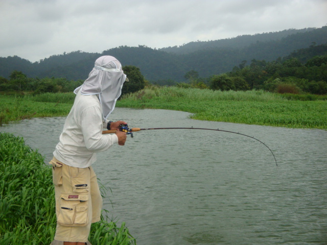 พอจอดเรือได้พี่เล็กตีไม้แลกโดนเลยครับ
 :grin: :grin: :grin: :grin: