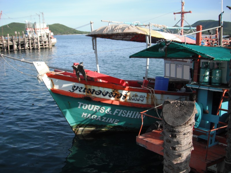 มาถึงท่าเรือสร้อยทองคำ   เจอไต๋นนท์แล้ว ก็เดินหาเรือ  [b]ขุนทอง[/b]  ลำนี้ นี่เอง