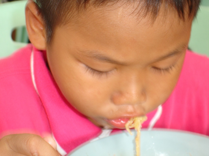 น้องๆเหล่านี้ กินแต่ละ คำ ทำให้ผมคิ