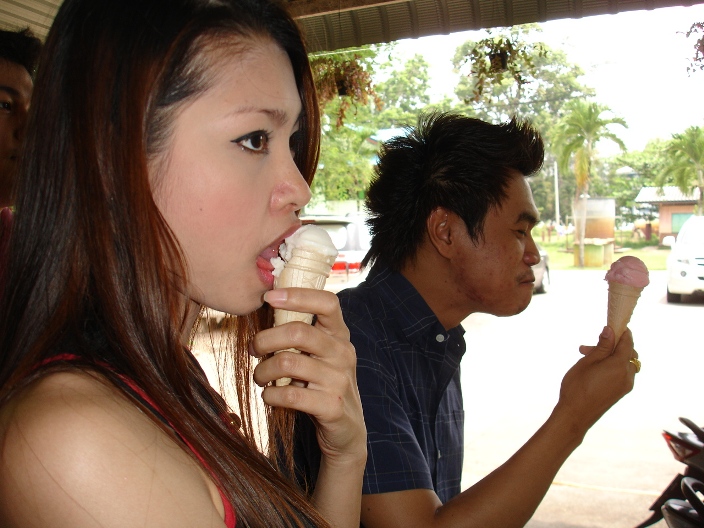 สาวพริตตี้กินไอติม :laughing: