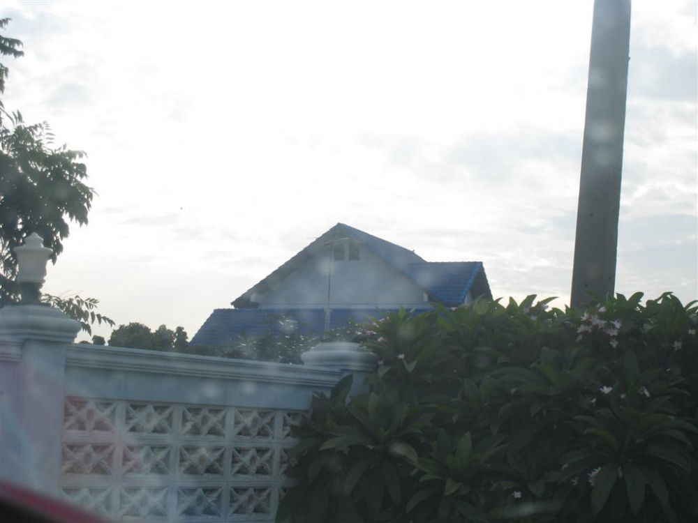 จุดสังเกตุ ซ้ายมือจะเห็นบ้านหลังคาสีน้ำเงิน
พอถึงบ้านปุ๊ป เลี้ยวซ้ายสะพานนั้นเลย

ที่ให้สังเกตุเพ