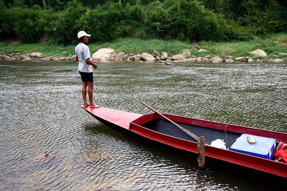 ส่วนไต๋บียืนอยู่ที่หน้าเรือ

 :cool:
