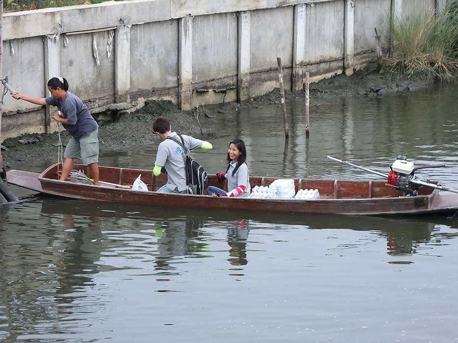 [b]ไหนๆ น้าเพชร เค้าจะมา ฮันนีมูน ทั้งที ก็ขนน้ำไปด้วยแร๊ะกัน อิอิ[/b]
:laughing: :laughing: :laugh