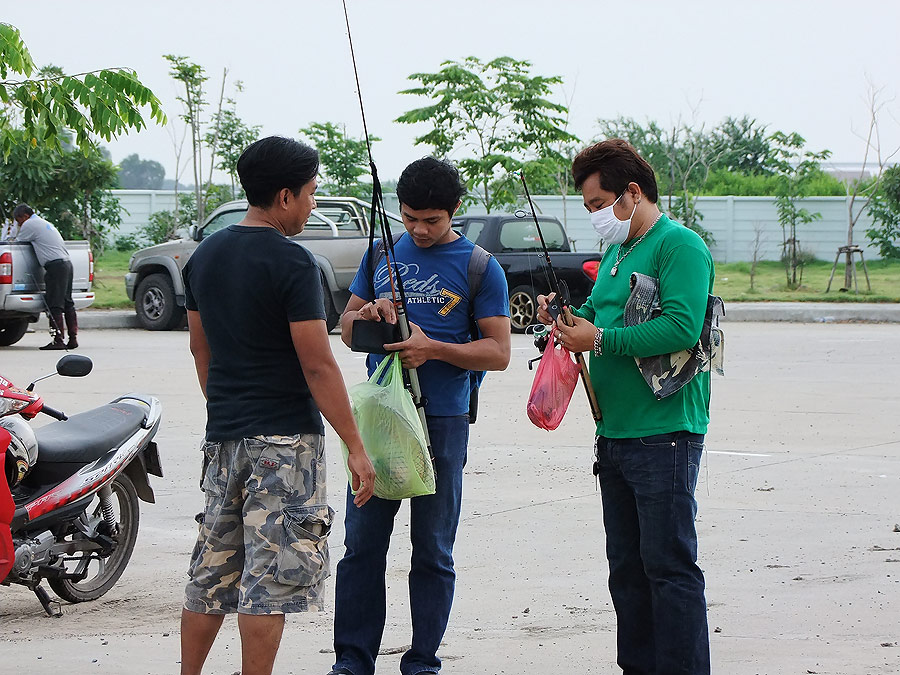 [b]สองท่านนี้ก็เพื่อนของ น้าต่อครับ น้าหมู (เสื้อเขียว) อีกคนน้าอะไรหว่า อิอิ[/b]
:laughing: :laugh