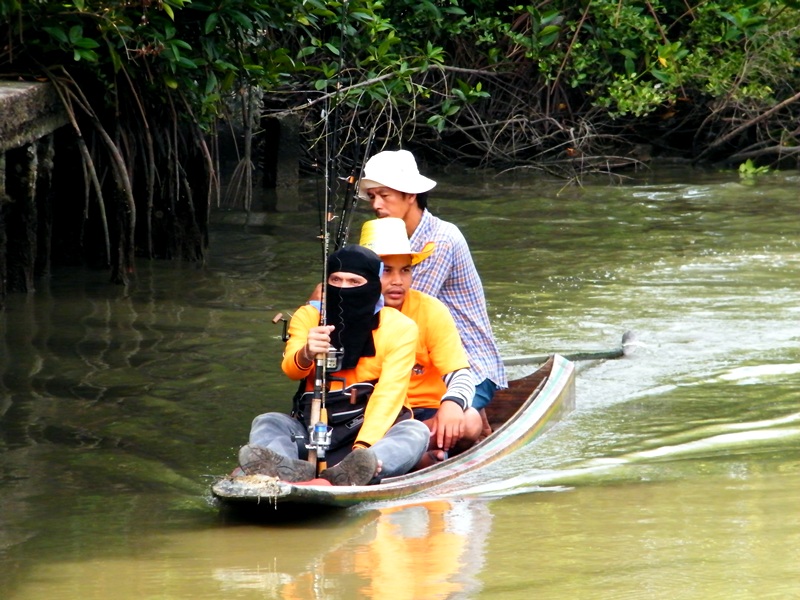 ได้เวลาเดินทางกลับแล้ว...เรือวิ่งเร็วไม่ได้ มันจะมุดน้ำ เพราะเป็นเรือเร็วที่แบกน้ำหนักมากเกิน  ถ้าน้