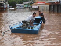 นี่ก็เป็นเรือของทีมงานตกปลา กลายมาเป็นเรือช่วยเหลือน้ำท่วมละครับ