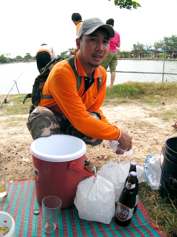 ถึงหมาย 2 อาปู๋ก็ขอดื่มดีกว่านะ...คนแน่นเหมือนงานปิดทองไม่มีผิด ..ขวาตีไปกลาง...ซ้ายตีไปกลาง...หน้าต