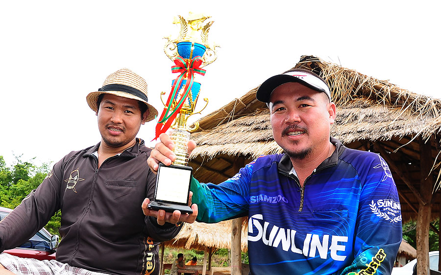 ขออภัยผู้ที่ได้รับรางวัลท่านอื่นด้วยน่ะคร๊าบที่ไม่ได้ถ่ายรุปไว้เลย เพราะเอาเรือไปขึ้นอ่ะคร๊าบบบ :gri