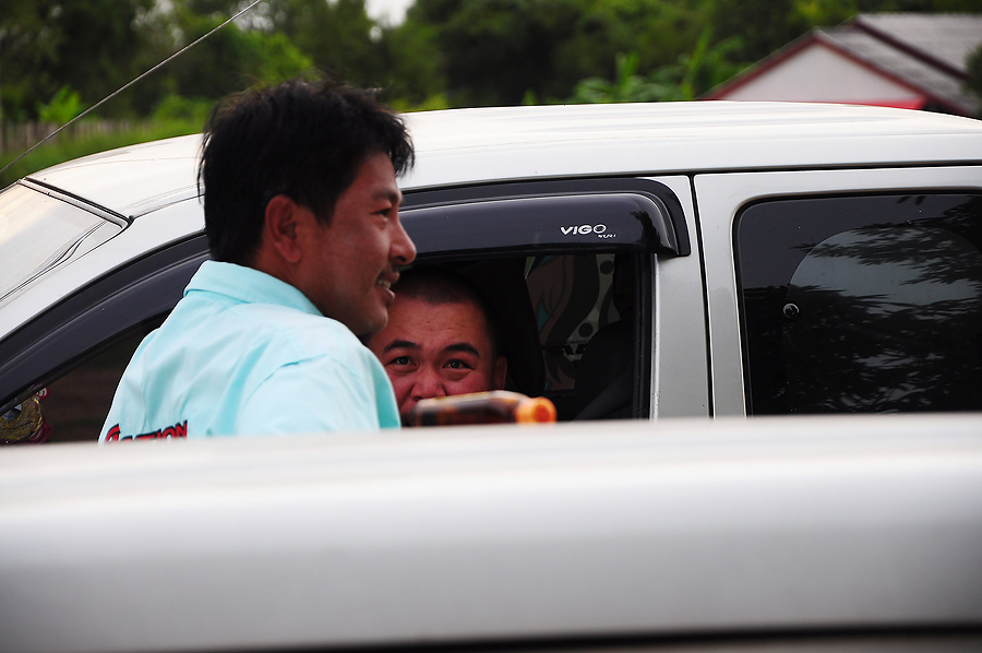 แน่ะ.......ก่อนกลับมาแวะมาเยาะเย้ยอีกอ่ะ...................... :ohh: :ohh: :ohh: