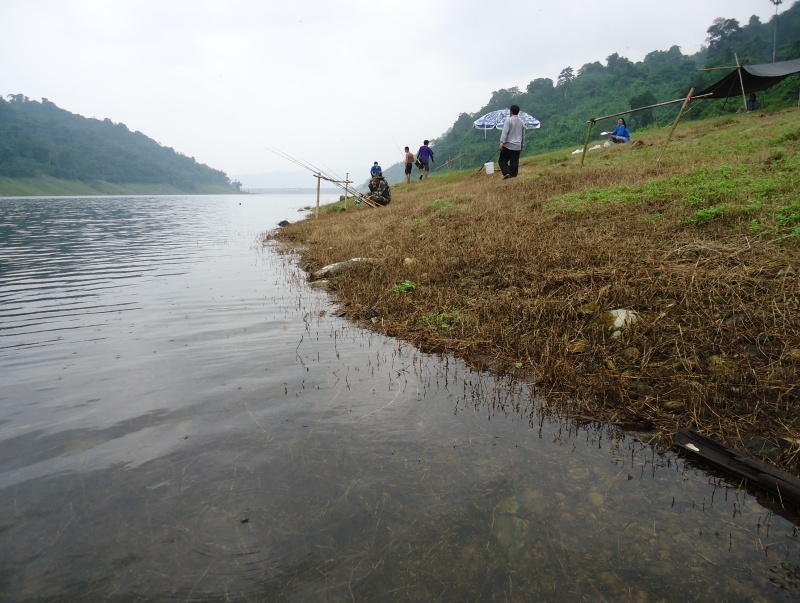 วิ่งเรือออกมา มาจอดที่น้าตกปลาหน้าดิน