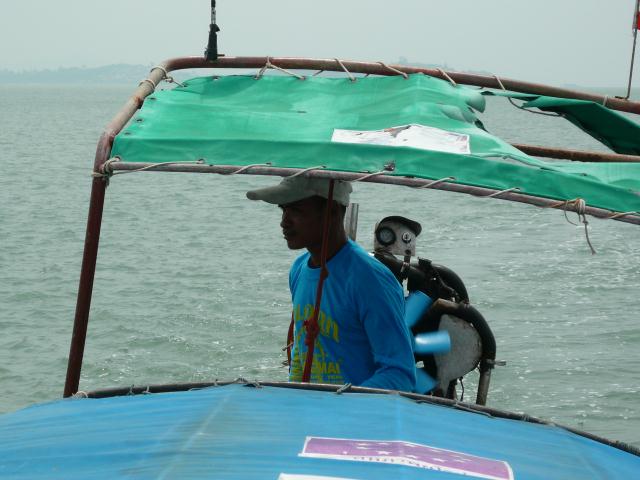 นี่ครับไต๋เอ็ม ประจำอยู่ที่ท่าเรือไปเกาะพร้าว งานนี้โดนหลอนให้พาไปตกปลา:cheer:
[q][i]อ้างถึง: นายสม