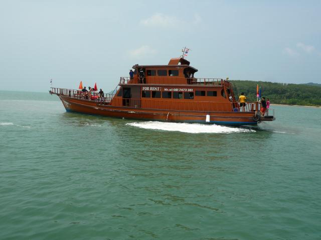 เรือทัวร์ลำนี้อยู่ดีๆไม่รู้คิดอะไร วิ่งขึ้นไปติดบนโหนทรายสะงั้น ล่องน้ำอยู่อีกฝั่งตะหาก มาบอกว่าเราข