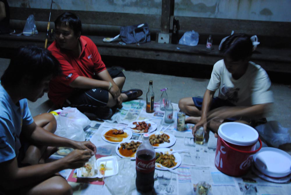 ระหว่างรอ  ปลากินเบ็ด :umh: :umh: :umh: :umh: