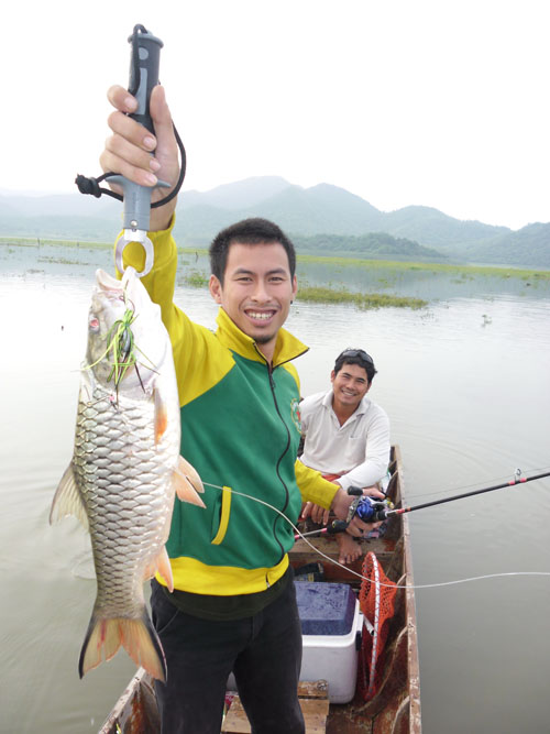 นำแล้ว............ดูภาพไต๋ไก่ คงดีใจมากๆที่เห็นไอ้เดียร์ได้ปามา2ตัวติดๆ :laughing: :laughing: :laugh