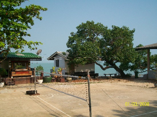 โรงเรียน เกาะแรต ครับ    เป็นโรงเรียนที่ผมอยากมาเรียนมาก   ในตอนเด็ก   เพราะยังไม่เคยประลองฝีมือ เป่