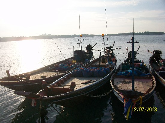 ผมมองเรือเหล่านี้   ก็นึกไปว่า  เอาเครื่องวางท้อง   ทำเก๋งใหม่  แล้วเอาไปตกปลา  ย่าน อ่างทอง สมุย เก