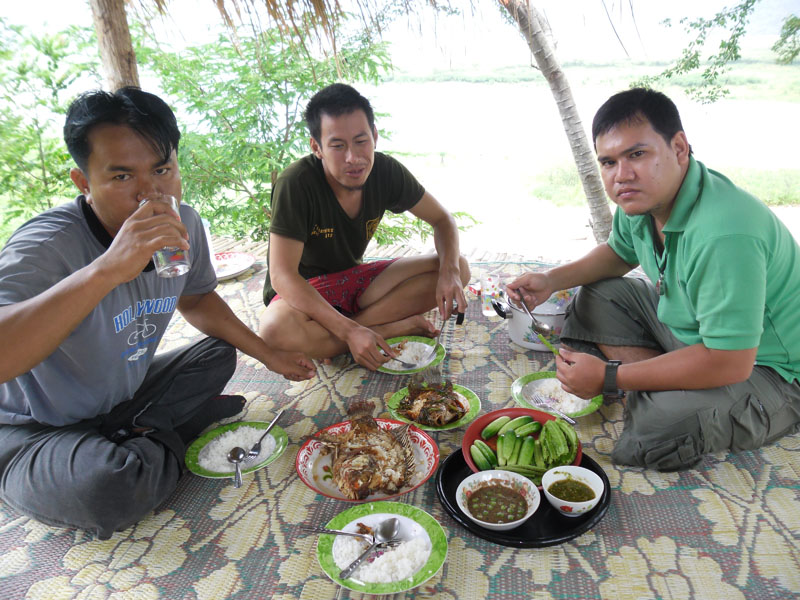 และแล้วกับข้าวก็มา......ซัดหมอบกันใหญ
