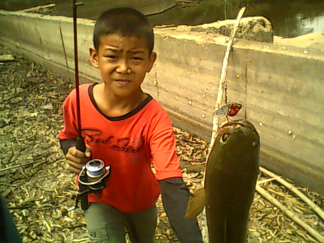 นักล่าวัยเยาว์วิเชียรบุรี เห็นน้าๆตกปลากระสูบคาบ อยากตกมากที่บ้านไม่มีเลยครับ ตอนนี้ผมเพิ่งสมัครมาใช