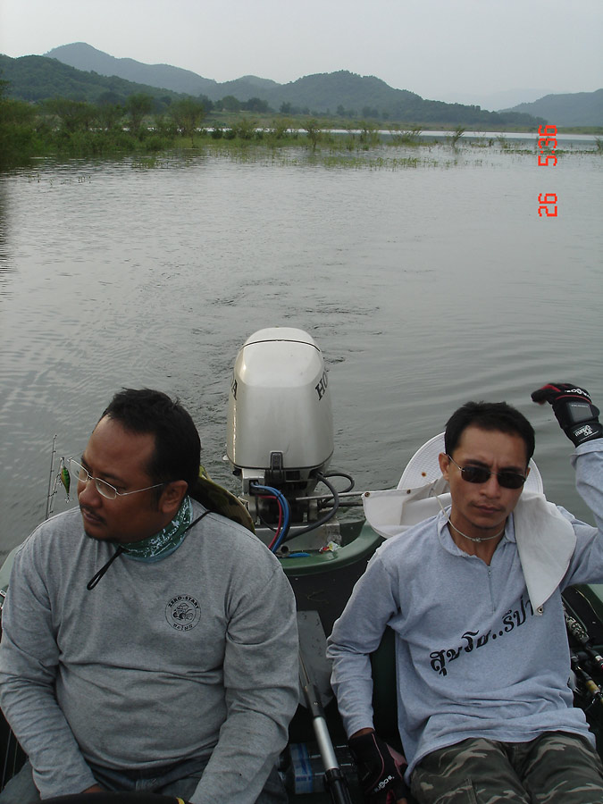 ไม่ต้องทำหน้าเซ้งๆ....เลยพี่หนู.... :sad: :sad: :sad:...มันค่ำแล้ว...เอาเรือขึ้นกลับบ้านกัน....อายเค