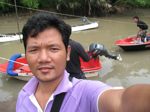 ขอรายงานตัวครับ 
นี้ผมเองเฒ่า
 :laughing: :laughing: :laughing: