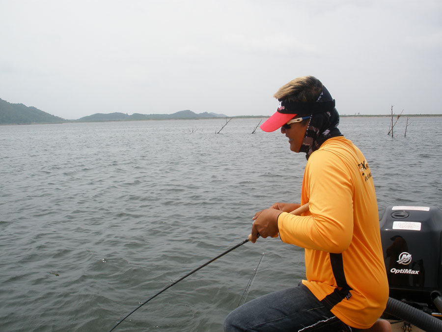 หลังดูท่านเลขาลองเรืออยู่นาน
ท่าน