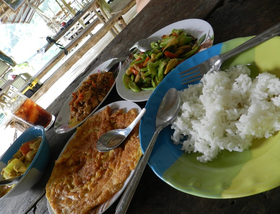 



กองถับเดินด้วยท้องครับๆ  อาหารอร่อยมาก  :umh: :umh: