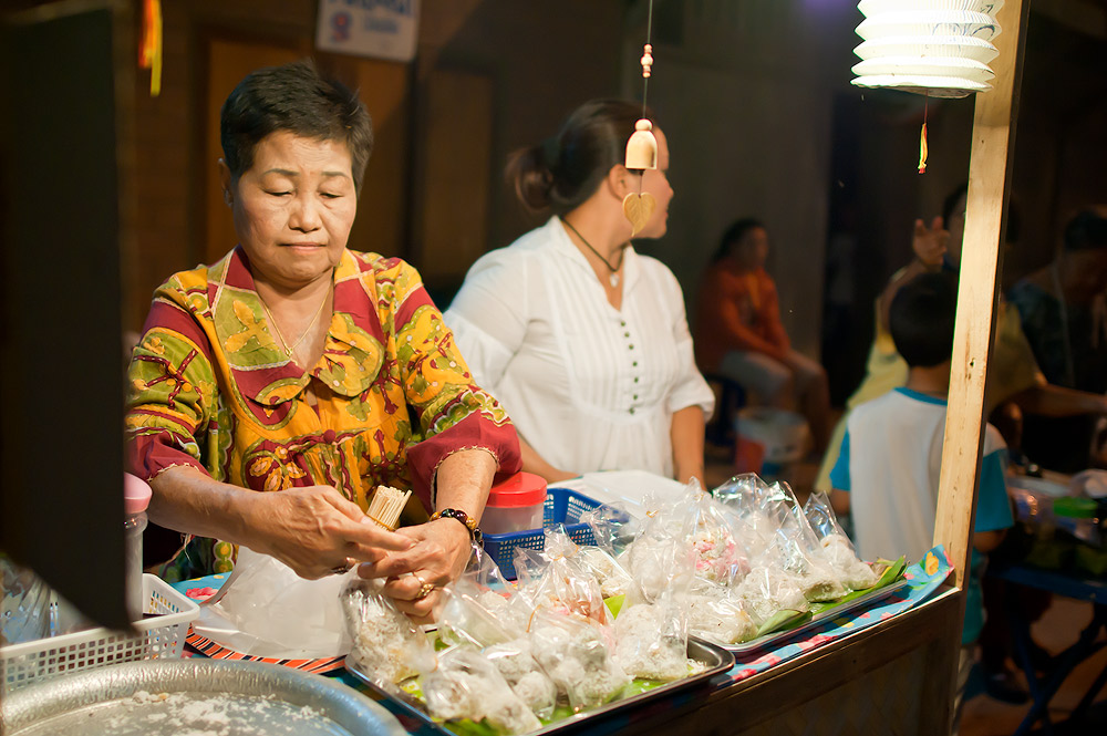 ส่วนมากก็ ของกินนะครับ เดินไป ตรงไหนแสงพอ ก็ถ่ายครับ..