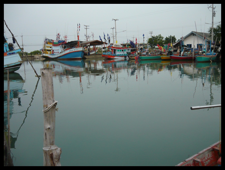 บรรยากาศแถวนี้เต็มไปด้วยเรือประมง :grin: