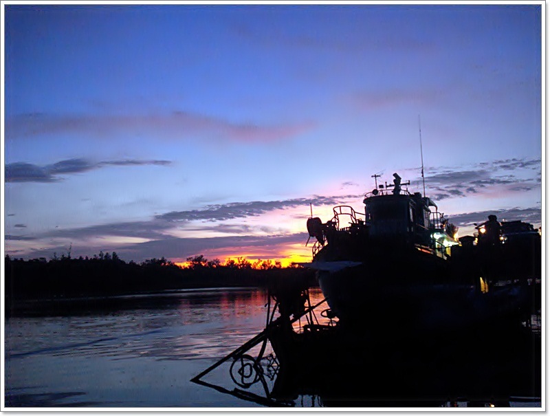  [b]เราถึง ท่าเรือเกาะมุกส์ก็ปาเข้าไป เกือบ 6.30 น.

จ่ายบำเหน็ญ จากนำพักน้ำแรง...ให้บังสีหนั่น แล