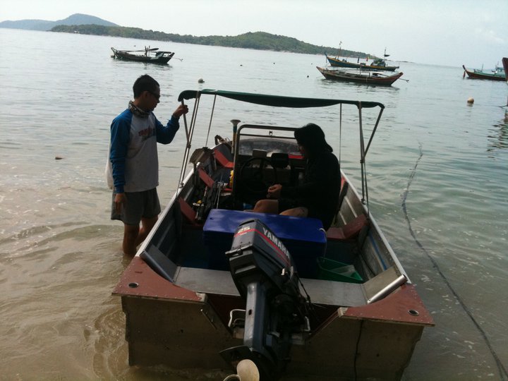 มาถึงหาดราไวย์ก็ 10โมงเข้าไปแล้ว 
เอาเรือลงน้ำก็พร้อมลุยยยย

 :cool: :cool: :cool: