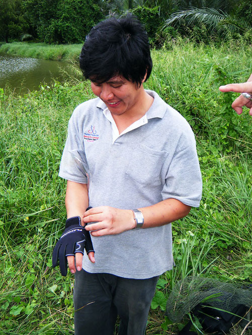  :smile: :smile:

นาย Boy 69  รับรางวัลเล็ก ๆ น้อย ๆ เป็นถุงมือคับติ้วไป  จากปลาหนักสูงสุด  :grin:
