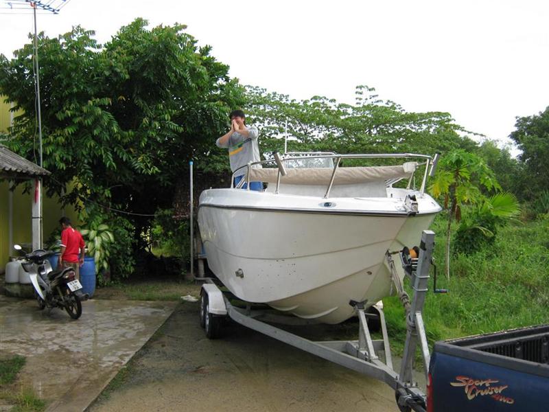 ซื้อของเสร็จมาบ้าน ไต๋ แจว เล็กมาจอดเรือรออยู่แล้วเพื่อลงน้ำจืดรอ