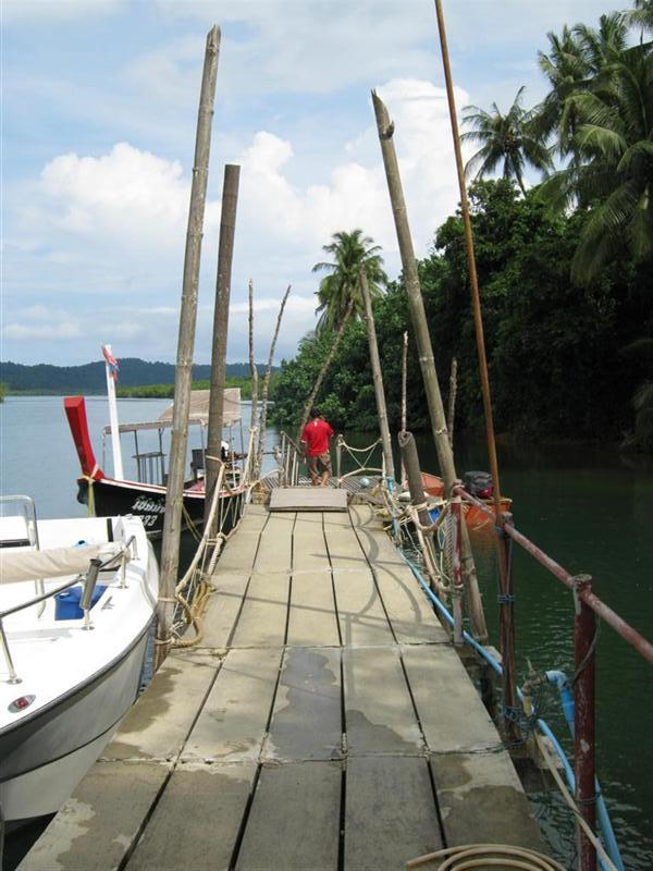 เอาเรือมาจอดที่สะพานก่อน
