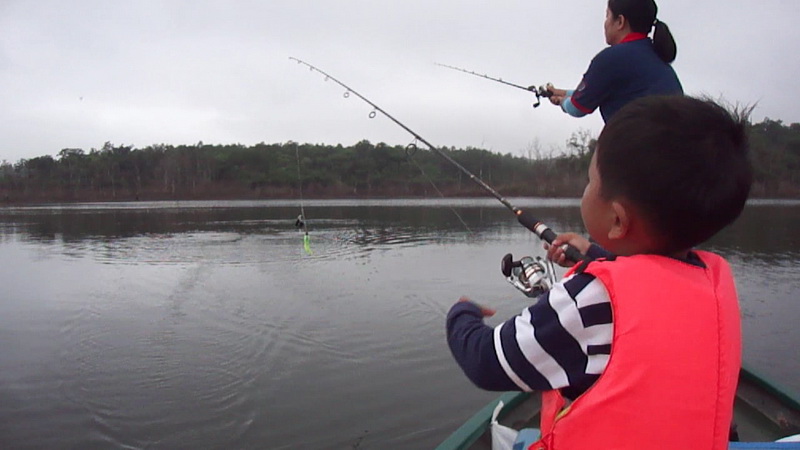 โปรเคน ขอเลือกใช้เหยื่อ BUZZ BAIT เพราะ วันก่อนที่หมายแรก โดนชาร์ทอย่างแรง แต่ไม่ติด แต่นั่นก็เพียงพ