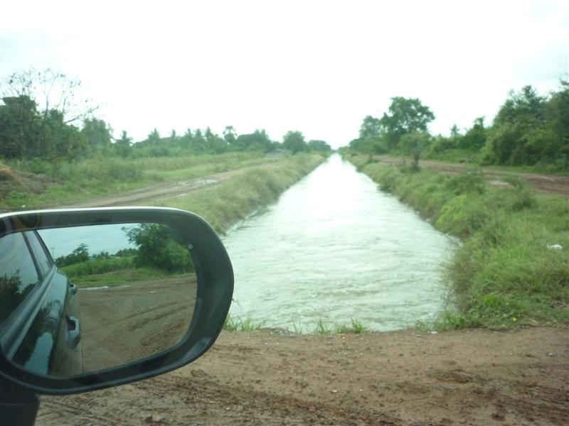 คลองส่งน้ำเล็กนี่ล่ะครับ