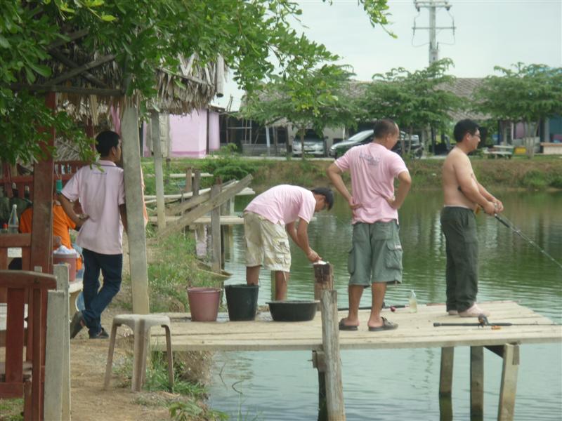 แอบถ่ายกลุ่ม relax บ้างยังคึกคักกันอยู่ครับ  :smile: