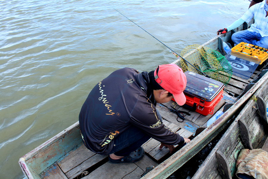 ตีไปสักพักเจอเรือเจ้าเม่นพ่ายผ่านมา..มันส์บอกว่าได้แล้ว 1 หน่วยจะดูไหมเพ่  :laughing: :laughing: :la