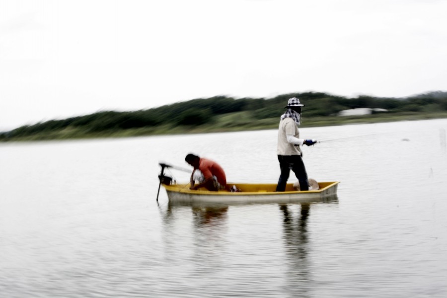 เรือก็เล็กยืนตีก้อลำบากแล้วดูถ่ายรูปให้เราไม่หล่อเลยอ่ะ :cry: