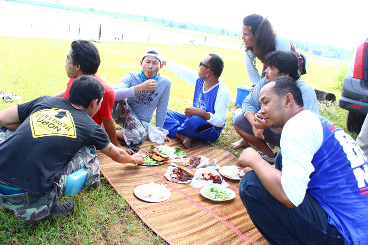 ส่วนคนก็กิน  ระวังติดคอนะครับน้าโต :laughing: :laughing: :laughing: