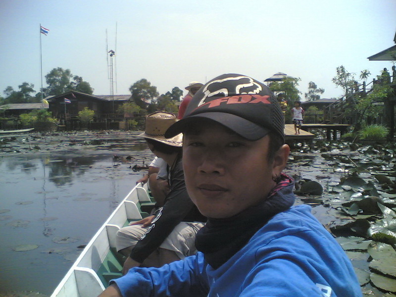 หาเรือได้แล้ว สอบถามจากพี่ๆที่ในศูนย์ บอกมีคนขับเรือเขาชอบตกปลาเหมือนกัน จัดไปโลด