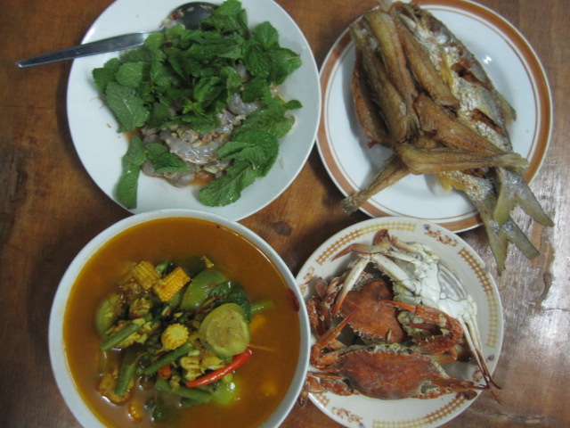                           และแล้ว ก็แปรสภาพ เป็นแบบนี้ครับ กุ้งพล่า ปลาทอด ปูนึ่ง และท้ายสุด แกงเลีย